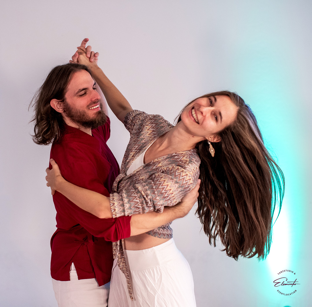 Tanzpaar tanzt Zouk im Tanzstudio Elementio in Dresden
