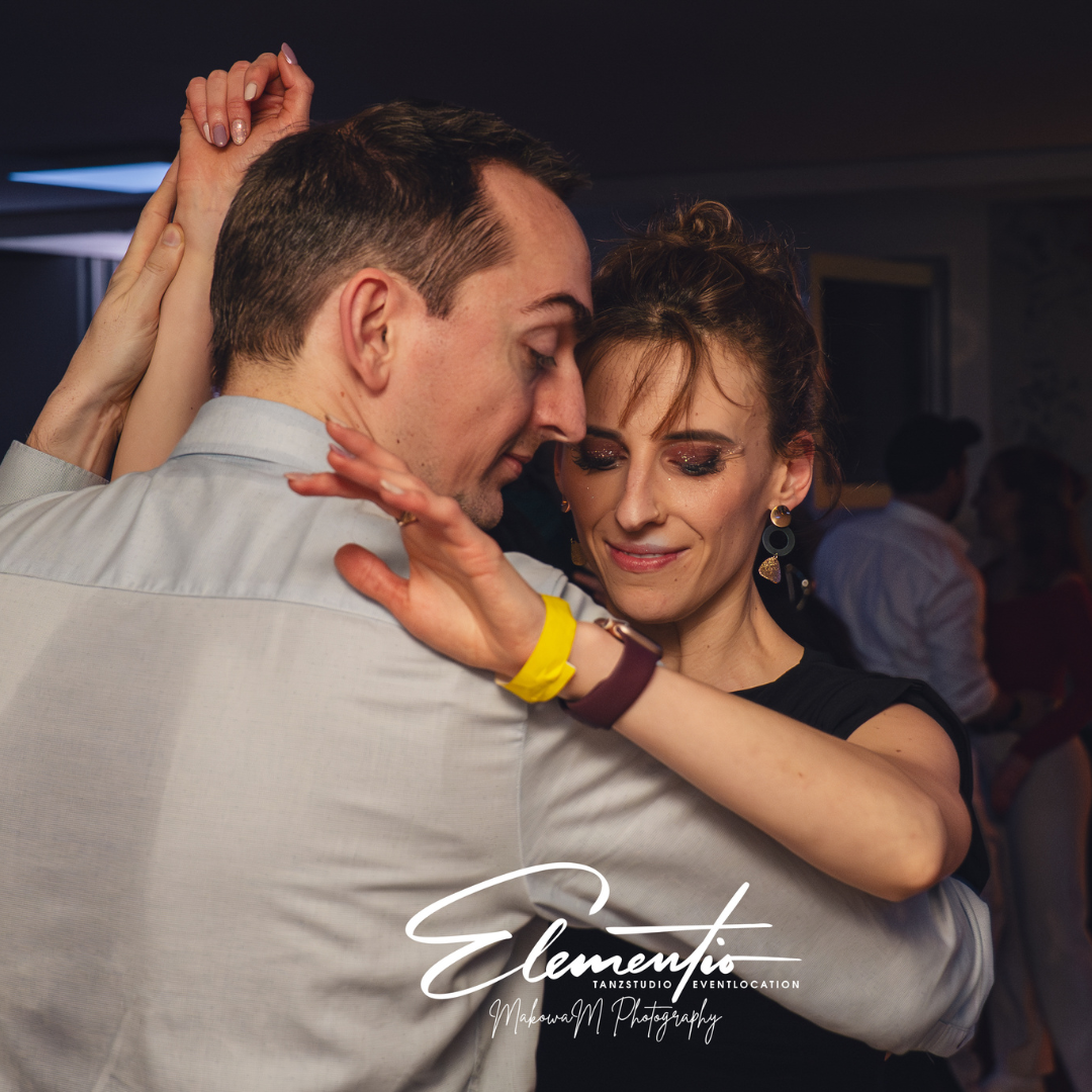 Tanzpaar tanzt Salsa auf Salsaparty im Tanzstudio Elementio