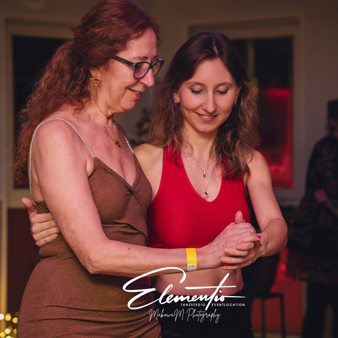 Tanzpaar tanzt Kizomba auf Salsa Party im Tanzstudio Elementio