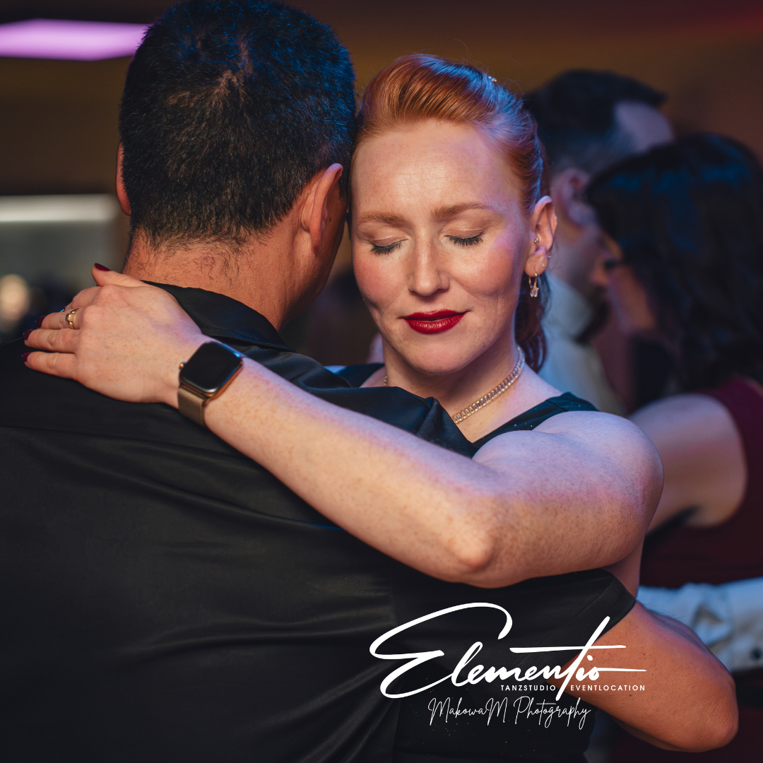 Tanzpaar tanzt Kizomba auf Salsa Party im Tanzstudio Elementio