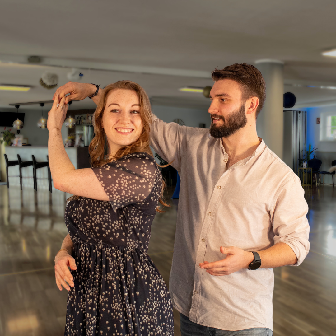 Paar tanzt Salsa New York Style im Einsteigerkurs bei Elementio in Dresden