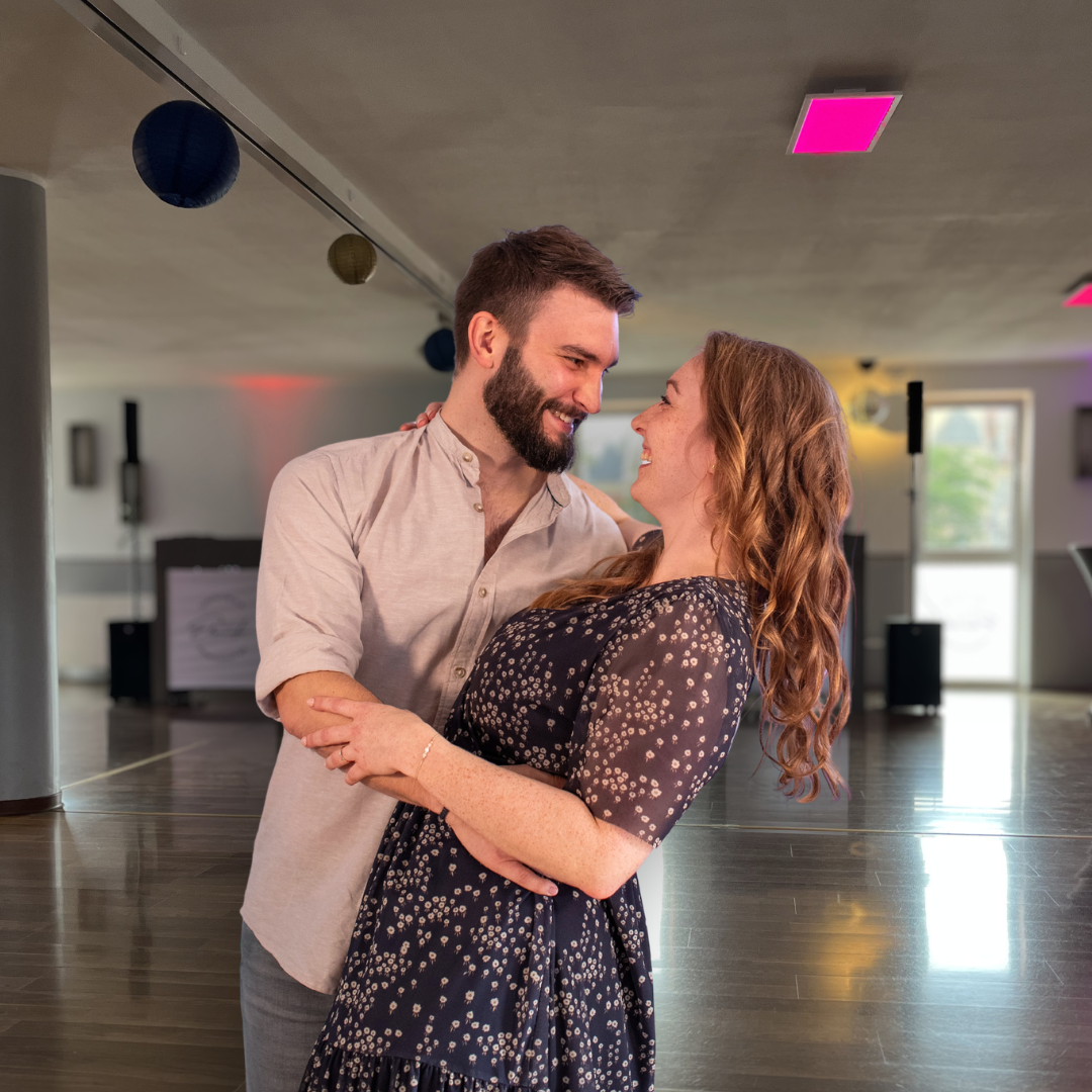 Tanzpaar tanzt Salsa im Tanzstudio Elementio